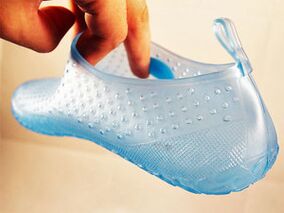 Individuele schoenen voor openbare plaatsen om het verschijnen van plantaire wratten te voorkomen